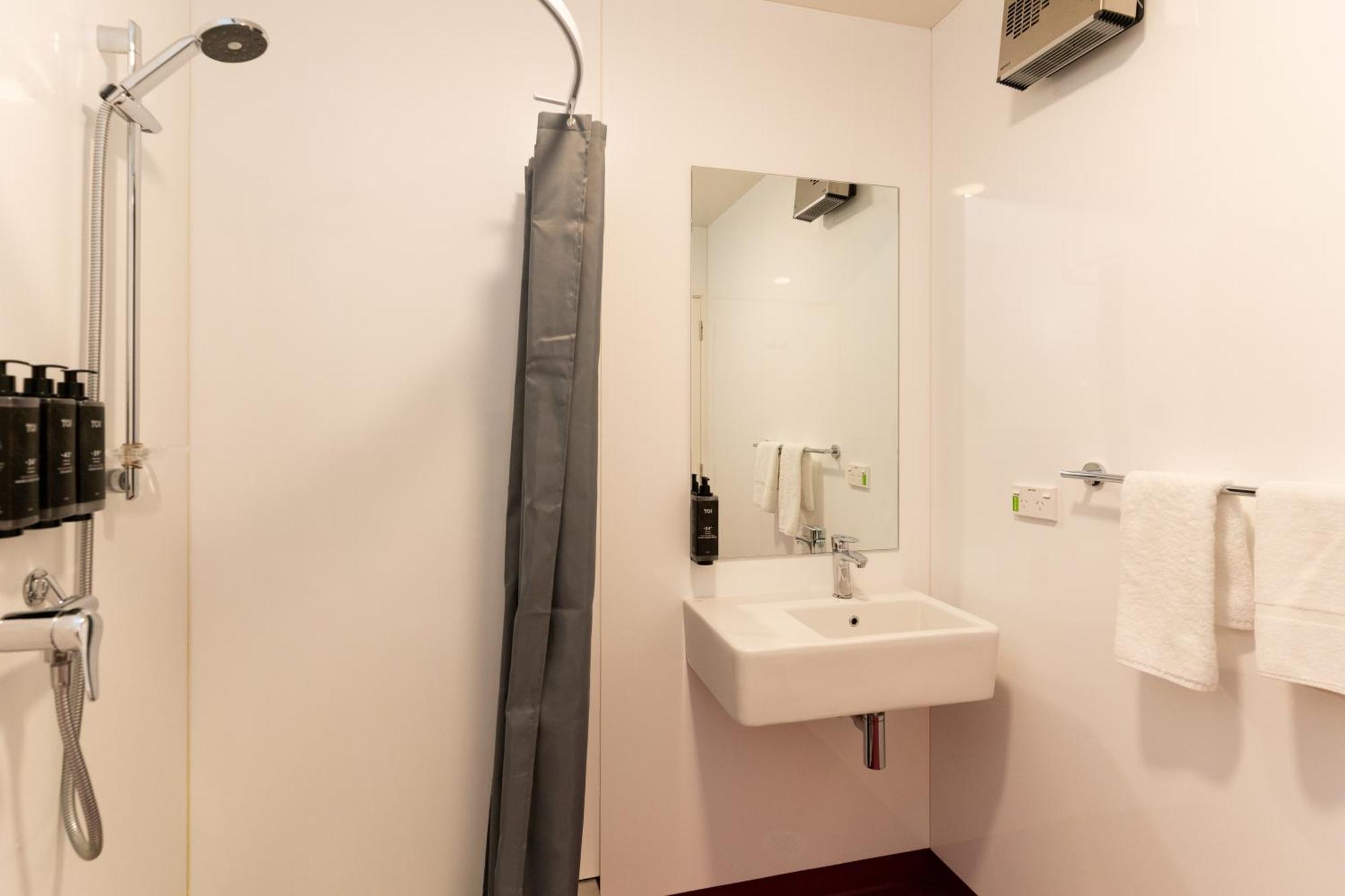 Bed in 4-Bed Dormitory Room with Ensuite - Lake View
